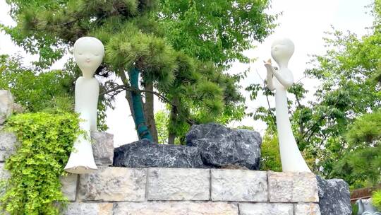 南京金陵小城景区内人物雕塑2视频素材模板下载