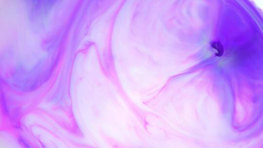水中的紫色墨水在水中反应创造抽象背景