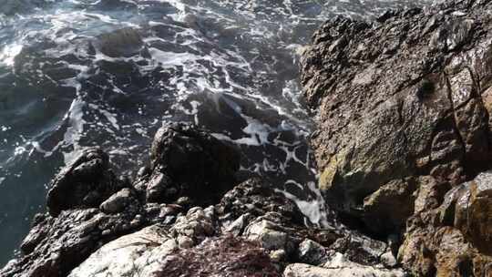 海浪撞击岩石海岸