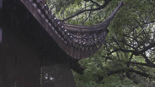 下雨天飞檐翘角老房子屋檐视频素材模板下载