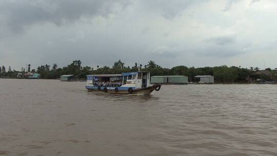 湄公河上的游览船视频素材模板下载