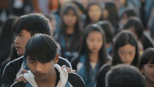 中学生视频放学排队走出学校的中学生近景