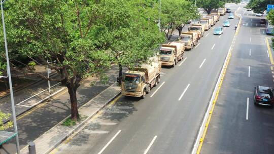 航拍泥头车工地装土道路上行驶