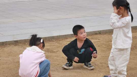 室外 小孩 沙子 玩耍 公园