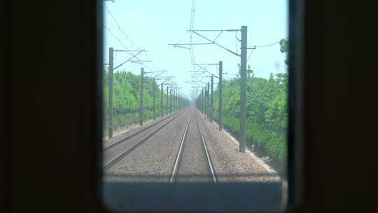 火车窗外远去风景