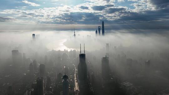 上海最新外滩平流雾耶稣光航拍4K原创