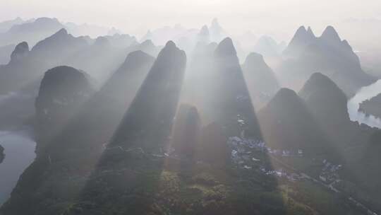 航拍桂林山水漓江晨光中的山峰