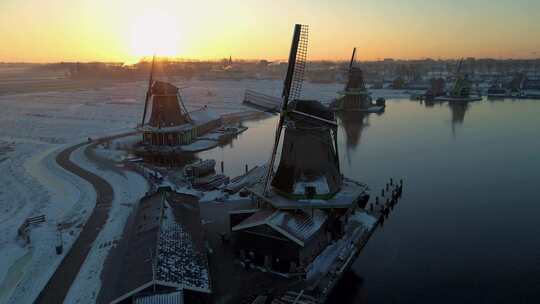 Zaanse Schans风车村的木制风力磨坊在冬季与雪景雪