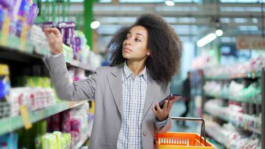 年轻女子在超市购物，步行在杂货店挑选产品