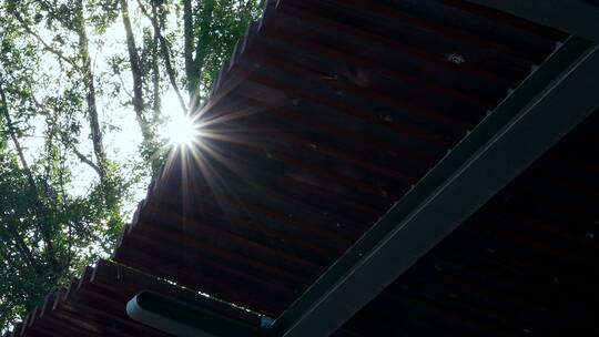 4K升格实拍屋檐下透过树林的一缕阳光