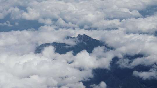 飞机上看窗外云海山顶 云海山峦
