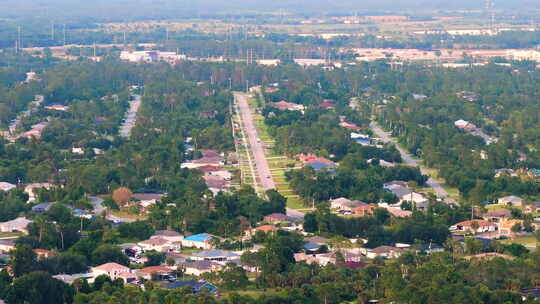 佛罗里达州美国小镇的乡村道路，绿色之间的