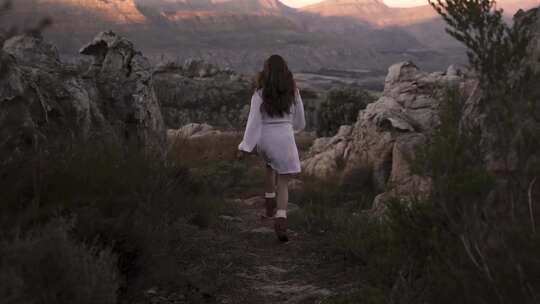 女生在山中奔跑背影