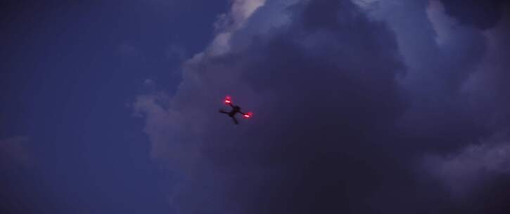 无人机在晚上多云的天空下飞行