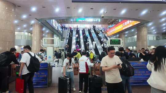 4K火车站进站检查通道人群