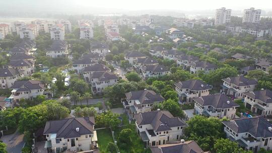 海边度假别墅群旅游区航拍海岸线别墅区房子