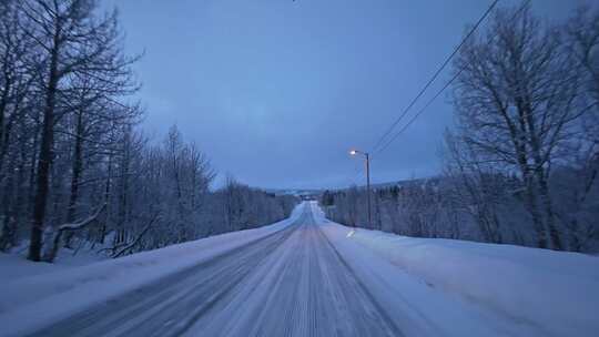 挪威塞尼亚岛北极圈峡湾地貌冬季雪景公路