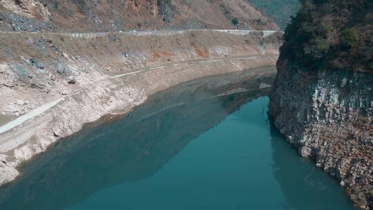 云南澜沧江两岸倒影江水山路