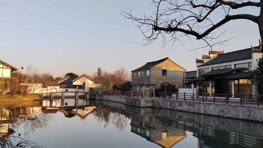 水边中式建筑倒影，江南水乡风光复古