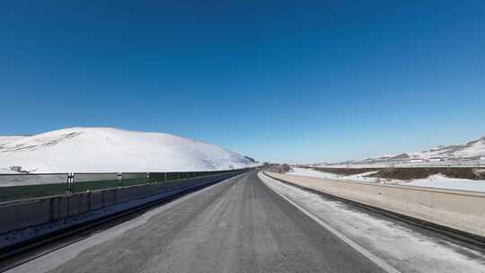 开车行驶在雪后公路 车窗外雪景