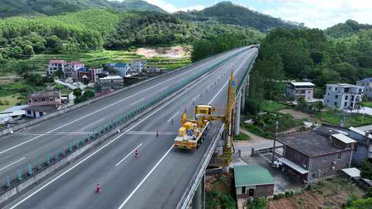 高速公路养护道路航拍高速养护公路维护车辆