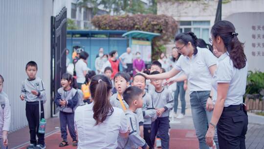 幼儿园的老师和孩子们玩耍学习