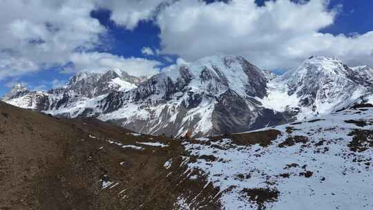 航拍垭口观看贡嘎山区雪山群峰的徒步旅行者