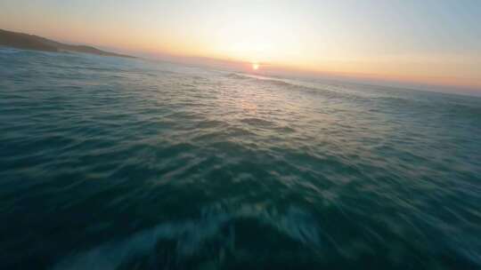 FPV航拍清晨海浪大海日出海滩朝阳