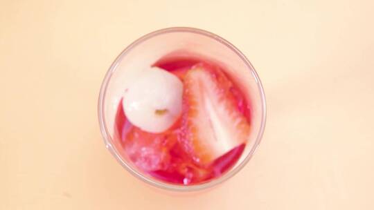 草莓荔枝饮制作方法