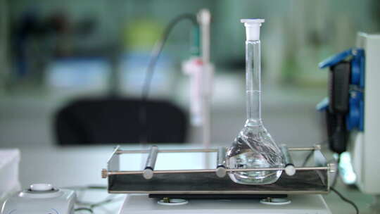 实验室摇床上的玻璃烧瓶。医疗实验室设备
