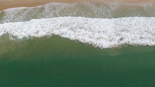 航拍海边的海浪冲向海边