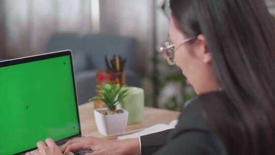 女士在家工作实拍实视频会议特写绿幕素材