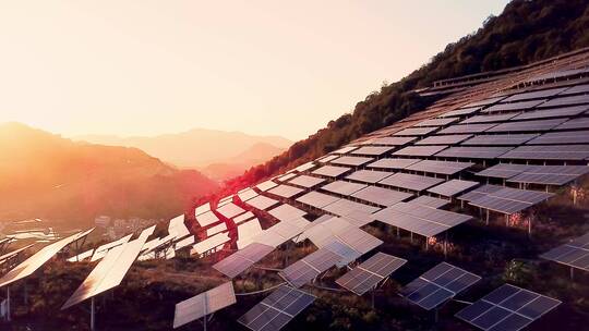 航拍山上光伏太阳能电池板