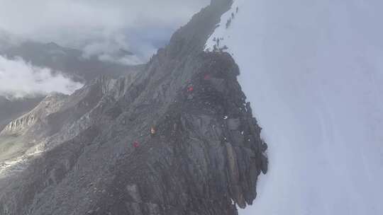 航拍攀登川西横断山脉乌库楚雪山的登山者