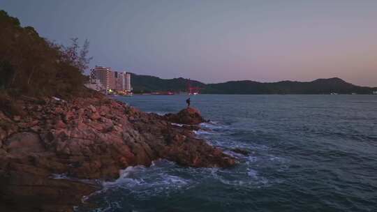 一个孤独的男人在海边拍照