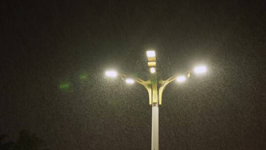 夜晚下雨路灯景观暴雨雨水天气素材雨季4k