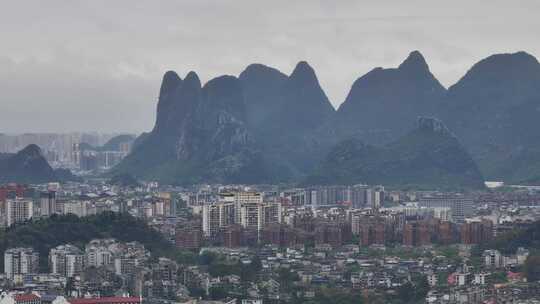 桂林市群山环抱