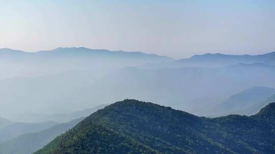 长焦航拍清晨日出群山青山万重山平流雾云海