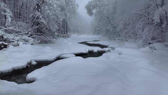 东北冬天长白山寒冷河流不冻河雾凇雪景