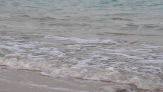 浪花特写海浪海水冲击沙滩浪花泡沫