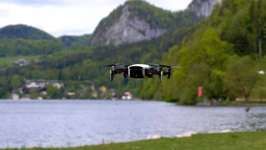 无人驾驶飞机在湖边飞行视频素材模板下载