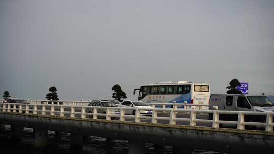 海边公路汽车行驶车流道路桥梁交通车辆驶过