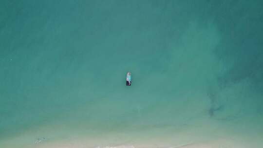 海南风光海南旅游海浪沙滩小船