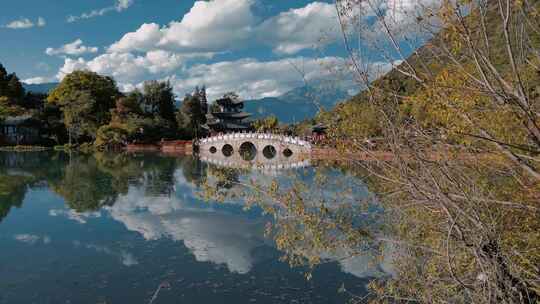 云南旅游丽江黑龙潭公园五孔石拱桥远景