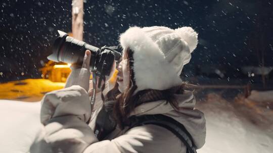 下雪天女孩拿起佳能相机视频素材模板下载