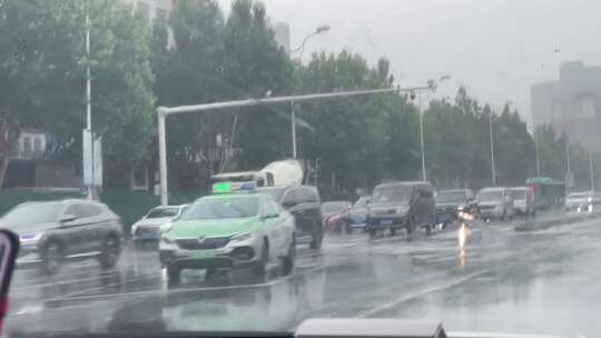 下雨天行车车窗视角雨刷器对向来车