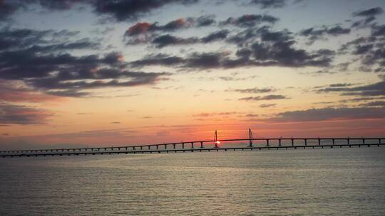 太阳从港珠澳大桥边上升起