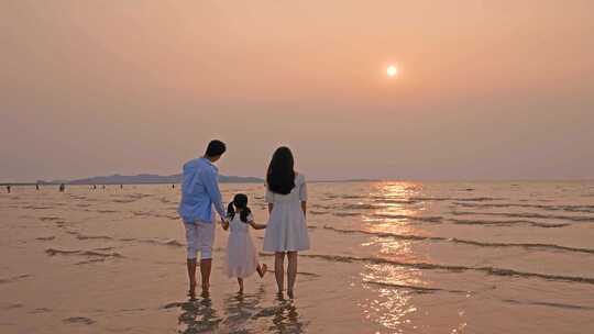 一家人海边看日落 一家人海边散步 海边奔跑