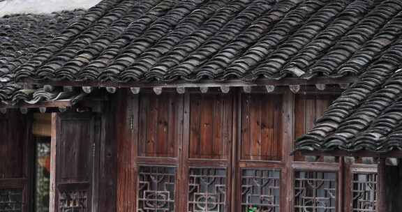 （慢镜）中国千年古镇乌镇下雨天屋檐滴水