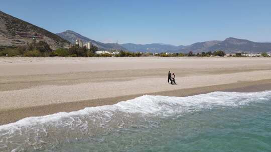 情侣在海滩